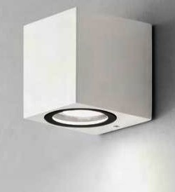 Capri di Isyluce un applique per esterno a forma di cubo di piccole dimensioni in alluminio verniciato di bianco sabbiato oppure di antracite sabbiato. E'una lampada da parete con illuminazione solame - ISY 538